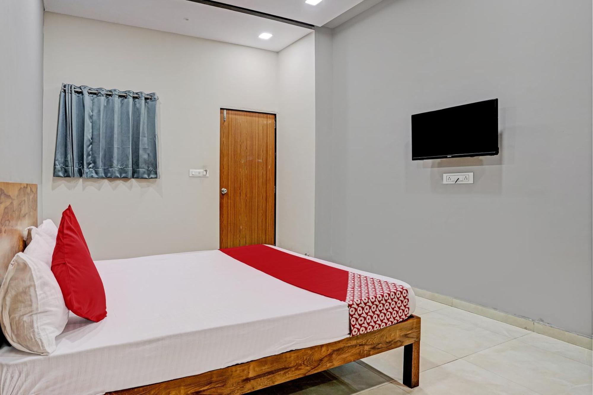Oyo Flagship Hotel 9 Surat Exteriör bild