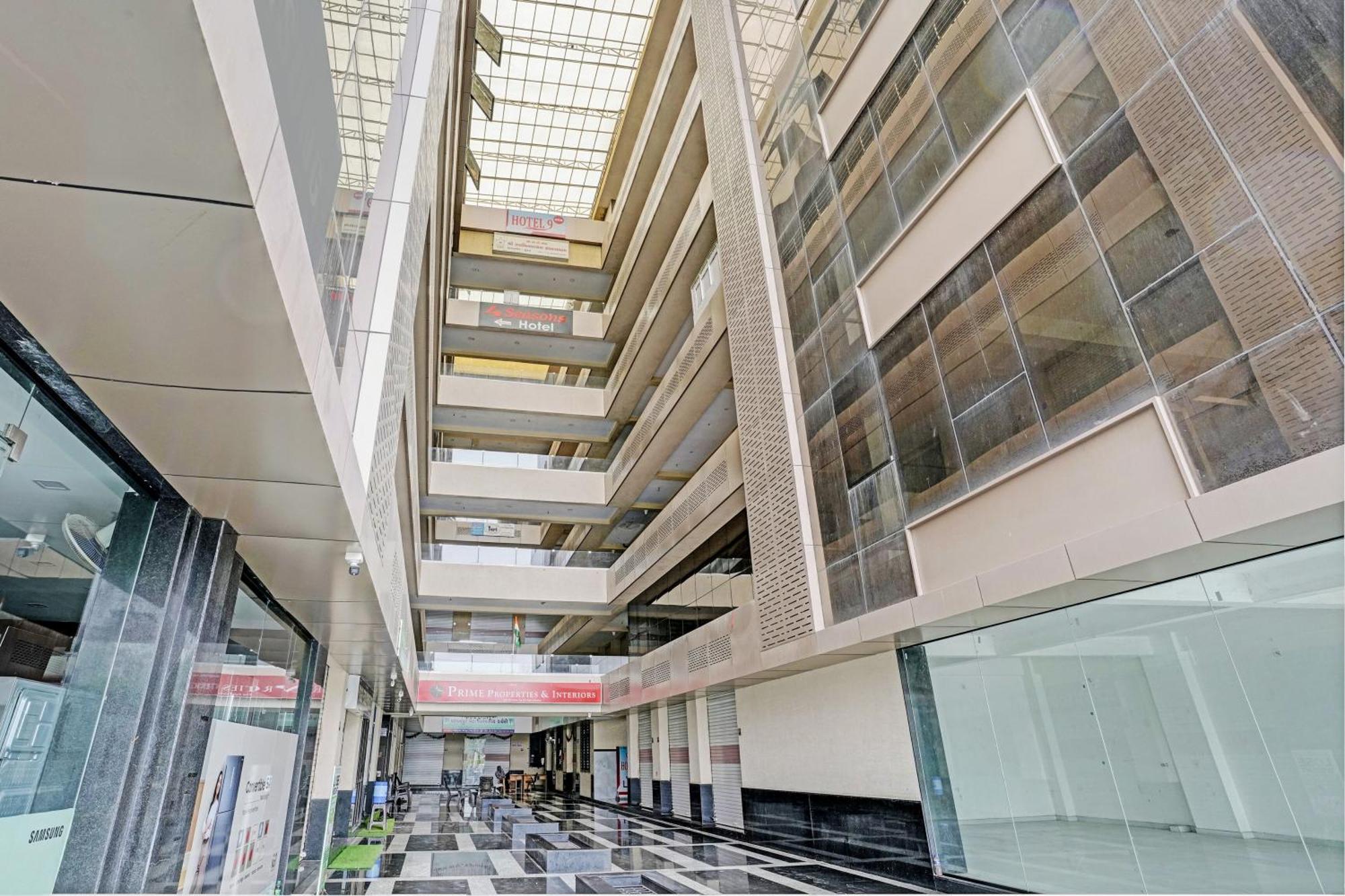 Oyo Flagship Hotel 9 Surat Exteriör bild