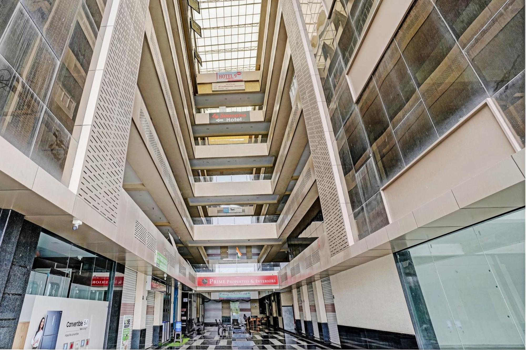 Oyo Flagship Hotel 9 Surat Exteriör bild